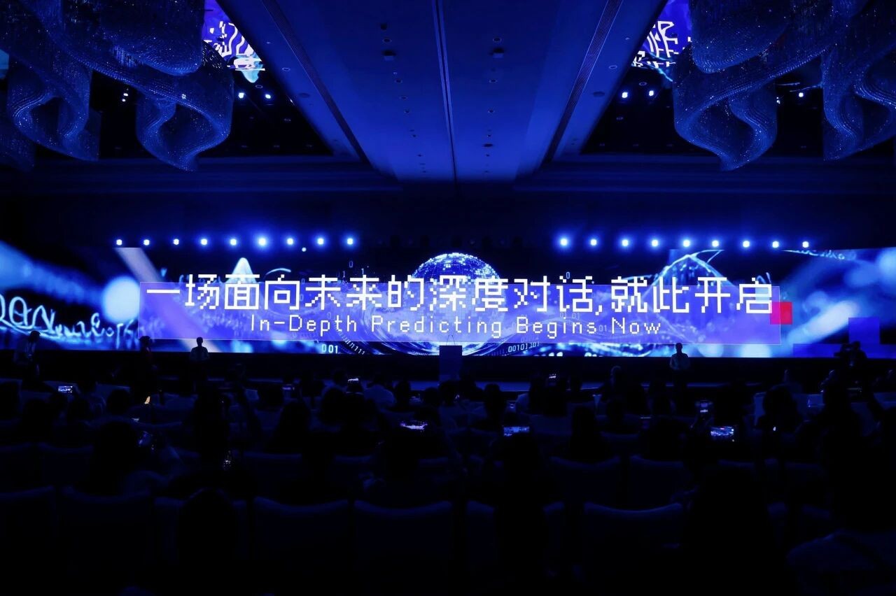 智能涌现的十字路口 2025金球对话与IAEE Predict激辩AI硬件销售新范式